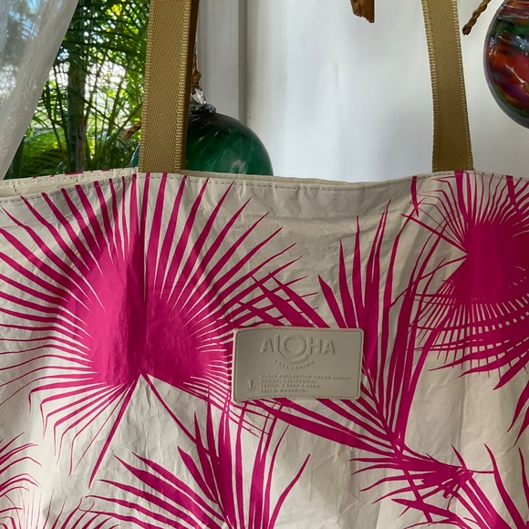 ALOHA Collection Day Tripper Day Palms Electric Neon Pink/White Bag - Picture 9 of 10
